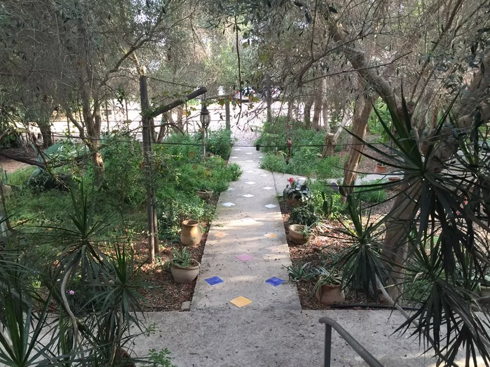 חדר סדנאות עם שולחן ישיבה